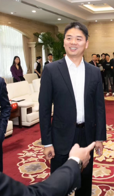 美媒曝出刘强东案更多细节:“他把我拖进车里……”-第4张-大同E网 美媒曝出刘强东案更多细节:“他把我拖进车里……”-第4张